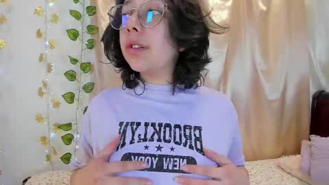 Snapshot of milie_yue chatting on December 5, 2:14 pm Millie online show from December 5, 2:14 pm