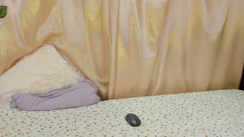 Snapshot of milie_yue chatting on December 15, 3:16 pm Millie online show from December 15, 3:16 pm