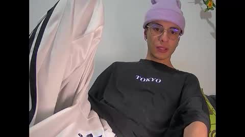 Snapshot of militoveruss2 chatting on March 3, 10:32 am militoveruss2 online show from March 3, 10:32 am