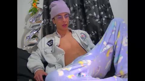 Snapshot of militoveruss2 chatting on March 27, 8:48 am militoveruss2 online show from March 27, 8:48 am