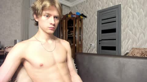 Snapshot of milkiwy chatting on April 8, 10:32 pm Isaac online show from April 8, 10:32 pm