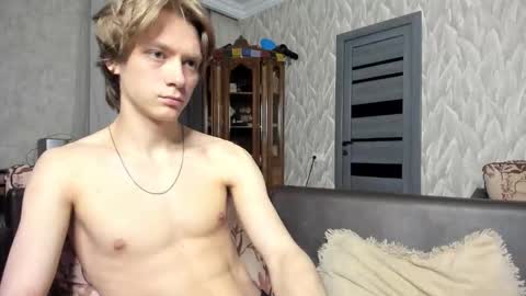 Snapshot of milkiwy chatting on May 13, 9:33 pm Isaac online show from May 13, 9:33 pm
