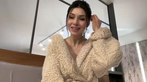 milla bella online show from December 4, 9:23 pm