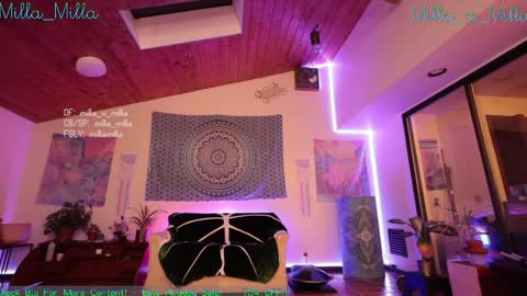 milla_milla online show from December 30, 5:37 am