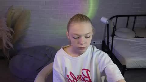 Snapshot of millaholt chatting on September 17, 8:16 am Hello  Im Mila online show from September 17, 8:16 am