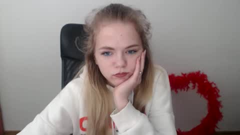 Snapshot of millaloveli chatting on February 14, 8:33 am millaloveli online show from February 14, 8:33 am