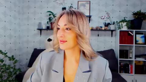 MillaXQueen online show from November 25, 3:23 pm