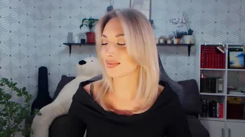 MillaXQueen online show from May 10, 1:16 pm