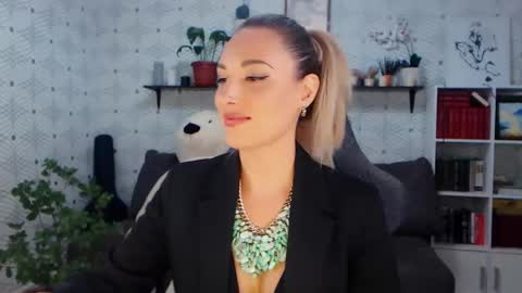 MillaXQueen online show from May 15, 3:19 pm