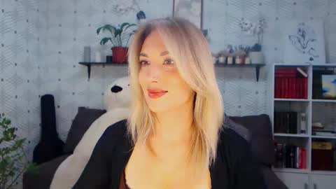 MillaXQueen online show from May 22, 1:39 pm