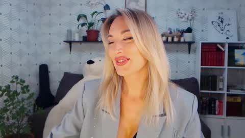 MillaXQueen online show from June 6, 2:44 pm