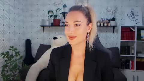 MillaXQueen online show from June 7, 10:08 am