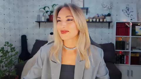 MillaXQueen online show from June 13, 1:31 pm