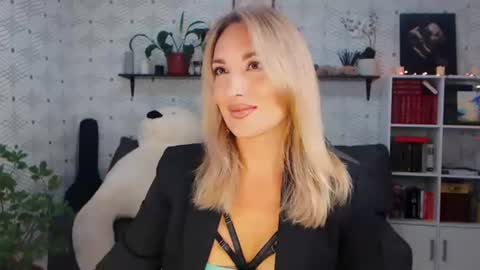 MillaXQueen online show from August 1, 1:21 pm
