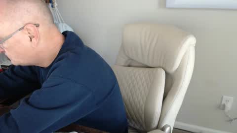 Snapshot of millenium0129 chatting on December 3, 6:28 pm millenium0129 online show from December 3, 6:28 pm