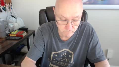 Snapshot of millenium0129 chatting on April 10, 6:23 pm millenium0129 online show from April 10, 6:23 pm
