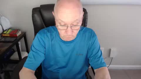 Snapshot of millenium0129 chatting on April 15, 6:37 pm millenium0129 online show from April 15, 6:37 pm