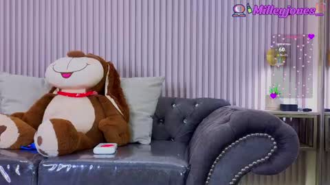 milleyjones_ online show from June 17, 11:56 am