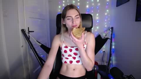 Snapshot of millie_lacroix chatting on December 27, 5:05 pm millie_lacroix online show from December 27, 5:05 pm