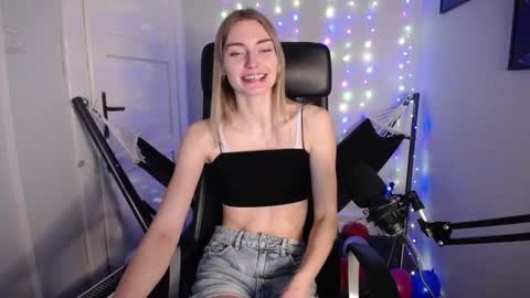 Snapshot of millie_lacroix chatting on January 20, 3:28 pm millie_lacroix online show from January 20, 3:28 pm