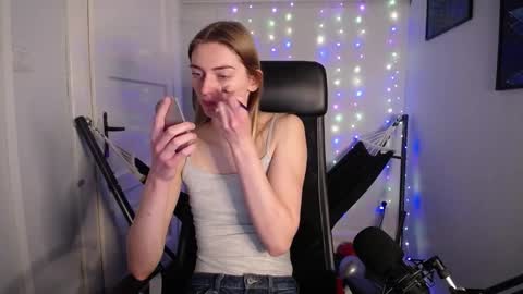 Snapshot of millie_lacroix chatting on January 28, 9:19 am millie_lacroix online show from January 28, 9:19 am