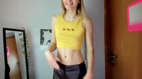Snapshot of millie_lacroix chatting on April 2, 1:42 pm millie_lacroix online show from April 2, 1:42 pm