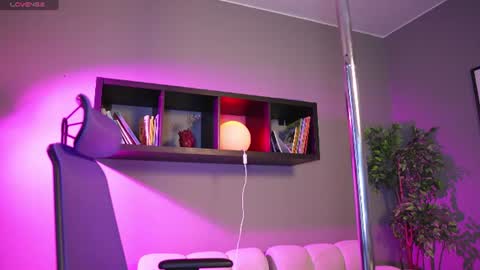 Snapshot of millie_volturi chatting on July 2, 1:06 pm millie_volturi online show from July 2, 1:06 pm