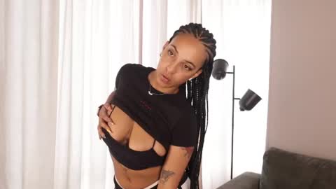 Snapshot of millie_volturi chatting on July 9, 1:37 pm millie_volturi online show from July 9, 1:37 pm