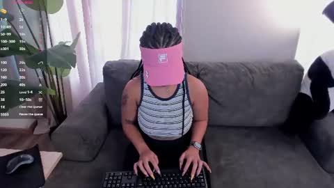 Snapshot of millie_volturi chatting on July 15, 12:43 pm millie_volturi online show from July 15, 12:43 pm