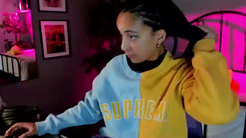 Snapshot of millie_volturi chatting on July 18, 1:04 pm millie_volturi online show from July 18, 1:04 pm