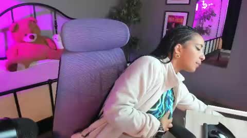 Snapshot of millie_volturi chatting on July 24, 12:25 pm millie_volturi online show from July 24, 12:25 pm