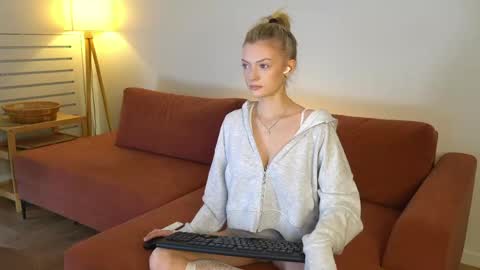 Snapshot of milly____ chatting on March 27, 1:22 pm Charlie online show from March 27, 1:22 pm