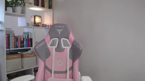 Snapshot of milly_ross23 chatting on December 9, 7:28 am Milly online show from December 9, 7:28 am