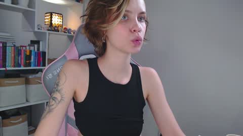 Snapshot of milly_ross23 chatting on December 9, 10:32 am Milly online show from December 9, 10:32 am