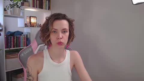 Snapshot of milly_ross23 chatting on February 16, 7:04 am Milly online show from February 16, 7:04 am