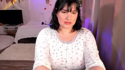 Snapshot of milmilla chatting on October 18, 1:56 pm milmilla online show from October 18, 1:56 pm