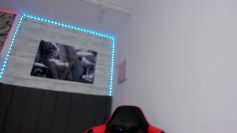 Snapshot of miluuu18 chatting on February 14, 3:22 am Miluu online show from February 14, 3:22 am