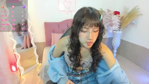Snapshot of mily_tay chatting on March 24, 11:37 am mily_tay online show from March 24, 11:37 am