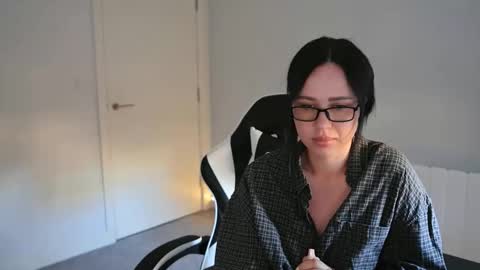 SweetVall online show from April 28, 4:45 pm