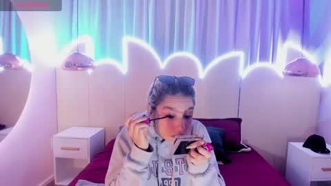 Snapshot of min_minjil chatting on February 21, 12:17 pm Minji online show from February 21, 12:17 pm