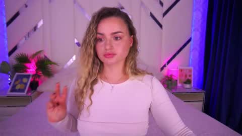 minifox_ online show from October 15, 7:52 am