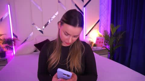 minifox_ online show from November 25, 9:42 am