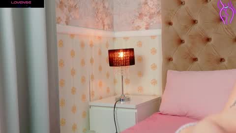 Snapshot of mira_lynxx chatting on October 20, 4:24 am mira_lynxx online show from October 20, 4:24 am