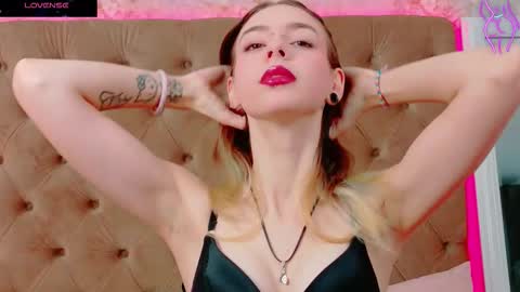 Snapshot of mira_lynxx chatting on October 31, 4:57 am mira_lynxx online show from October 31, 4:57 am