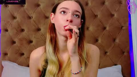 Snapshot of mira_lynxx chatting on December 5, 5:16 am mira_lynxx online show from December 5, 5:16 am