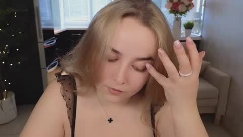 Snapshot of mira_mermayd chatting on March 13, 8:32 am Mira online show from March 13, 8:32 am