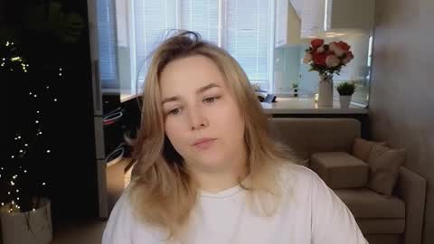 Snapshot of mira_mermayd chatting on March 18, 8:17 am Mira online show from March 18, 8:17 am