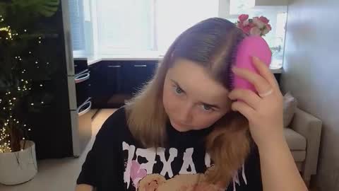 Snapshot of mira_mermayd chatting on March 23, 8:18 am Mira online show from March 23, 8:18 am