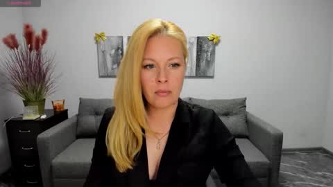 Snapshot of mira_whitme chatting on April 16, 11:22 am Mira online show from April 16, 11:22 am