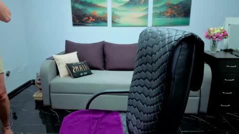 Snapshot of mira_whitme chatting on June 8, 11:43 am Mira online show from June 8, 11:43 am